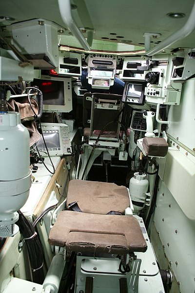Một trong các vị trí ngồi của tổ lái 3 người trên VBCI. Theo mạng Military-Today, VBCI được trang bị một số công nghệ khá tiên tiến như hệ thống nhận diện địch - ta, hệ thống liên lạc nội bộ - truyền dữ liệu bảo mật cao. Nguồn ảnh: Wikipedia
