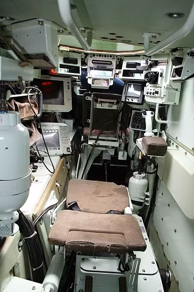 Một trong các vị trí ngồi của tổ lái 3 người trên VBCI. Theo mạng Military-Today, VBCI được trang bị một số công nghệ khá tiên tiến như hệ thống nhận diện địch - ta, hệ thống liên lạc nội bộ - truyền dữ liệu bảo mật cao. Nguồn ảnh: Wikipedia