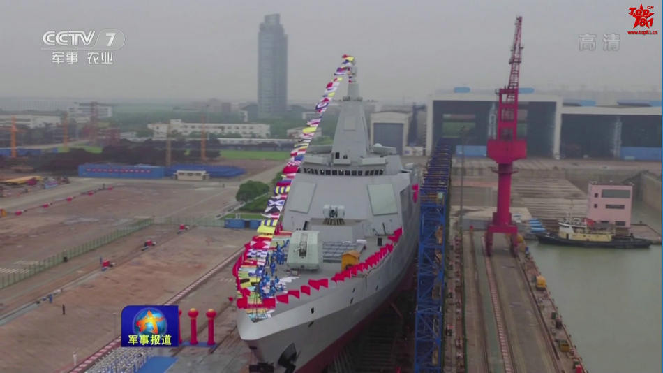 Type-055 có chiều dài tới 180 m, rộng 20 m, mớn nước 6,6 m, lượng choán nước tiêu chuẩn 10.000 tấn. Đây là tàu khu trục lớn nhất được xây dựng ở Đông Á kể từ sau Thế chiến II. Ảnh: CCTV7.