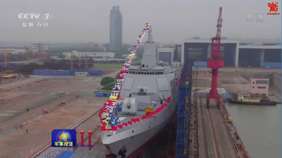 Type-055 có chiều dài tới 180 m, rộng 20 m, mớn nước 6,6 m, lượng choán nước tiêu chuẩn 10.000 tấn. Đây là tàu khu trục lớn nhất được xây dựng ở Đông Á kể từ sau Thế chiến II. Ảnh: CCTV7.