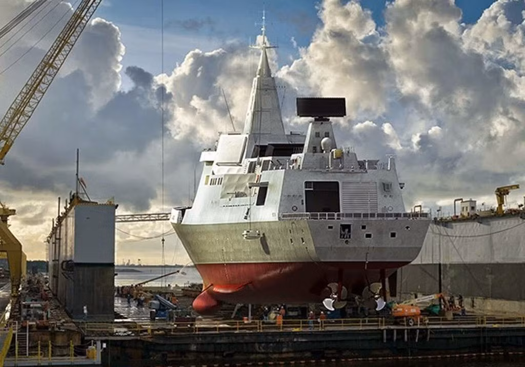 Tạp chí quốc phòng Janes Defence Weekly, Anh cho biết nhà máy đóng tàu Đại Liên đang xây dựng thân tàu thứ 6 thuộc tàu khu trục Type-055. Thân tàu thứ 6 bắt đầu được lắp ráp từ ngày 21/12/2017. Ảnh: China Military Review.