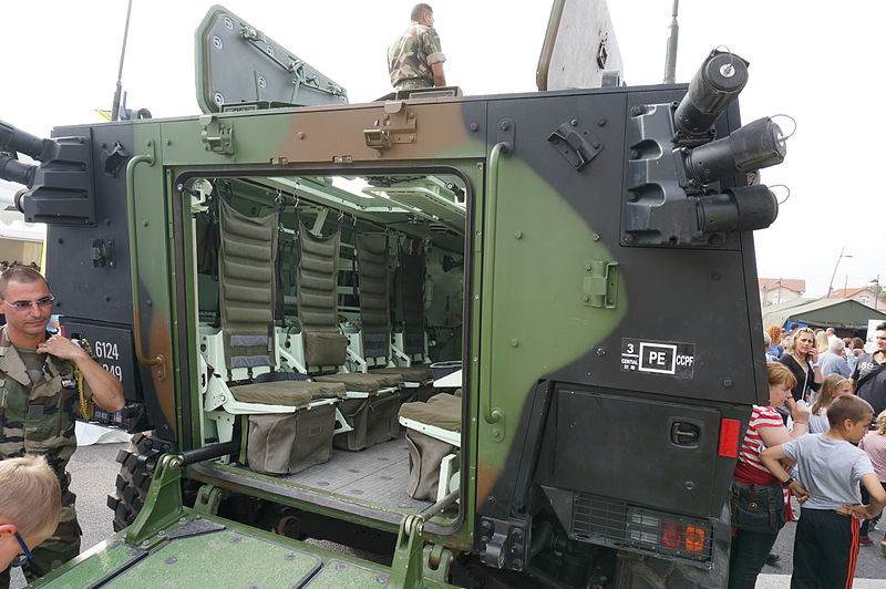 VBCI có thể chở được 9 binh sĩ cùng đầy đủ vũ khí trang bị. Trong ảnh, khoang chở quân rộng rãi, tiện nghi của VBCI, họ có thể ra bằng cửa hậu hoặc cửa nóc. Nguồn ảnh: Wikipedia