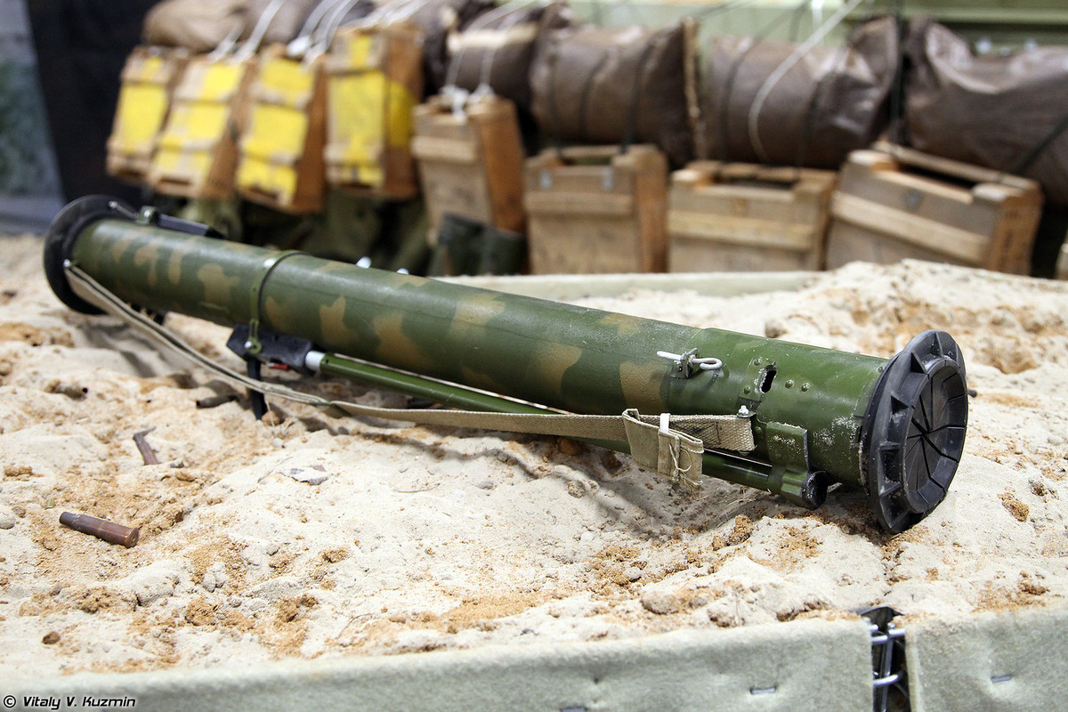 Ống phóng đạn nhiệt áp MRO-A. Nó có thể "nướng chín" mục tiêu ở cự ly 90 m, tối đa 450 m. Ảnh: Vitaly V.Kuzmin.