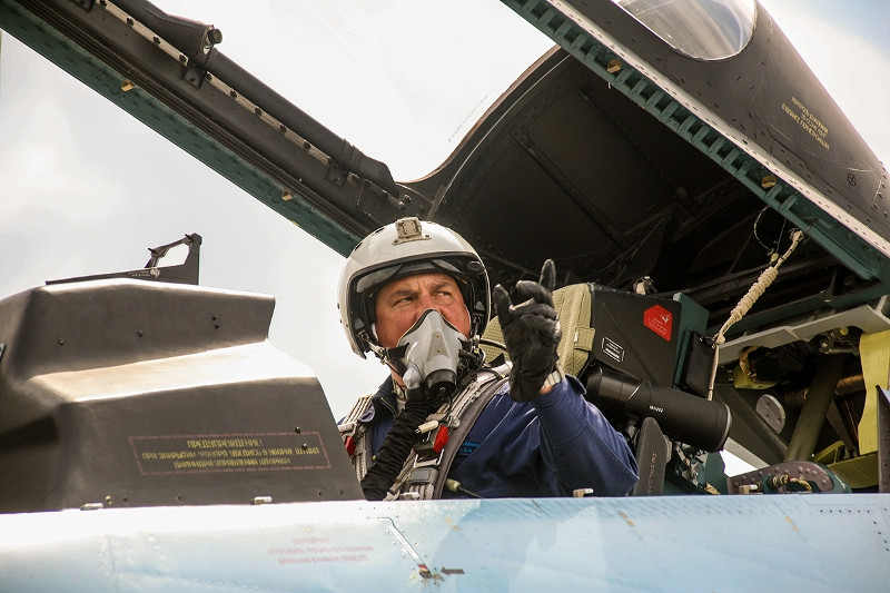 Su-30SM được điều khiển bởi 2 phi công, trong đó phi công phía trước lái chính, phi công phía sau chịu trách nhiệm dẫn đường và vũ khí. Ảnh: Bộ Quốc phòng Nga.