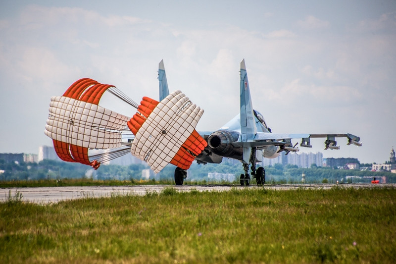 Su-30SM hạ cánh sau khi hoàn thành đợt bay tuần tra định kỳ. Ảnh: Bộ Quốc phòng Nga.