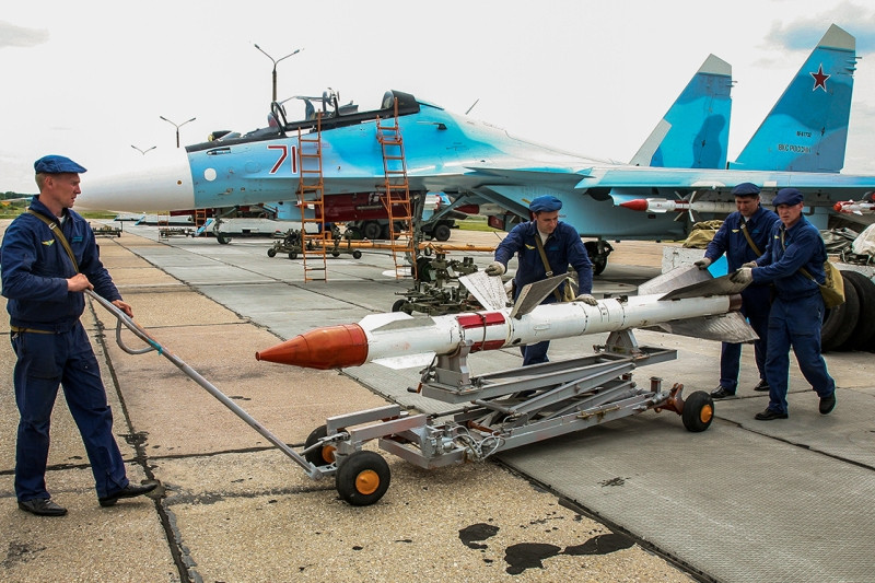 Tên lửa không đối không tầm trung R-27 đang được đưa vào vị trí để lắp lên máy bay. Nó có trọng lượng khá nặng nên cần phải dùng đến loại xe đẩy và nâng chuyên dụng. Ảnh: Bộ Quốc phòng Nga.