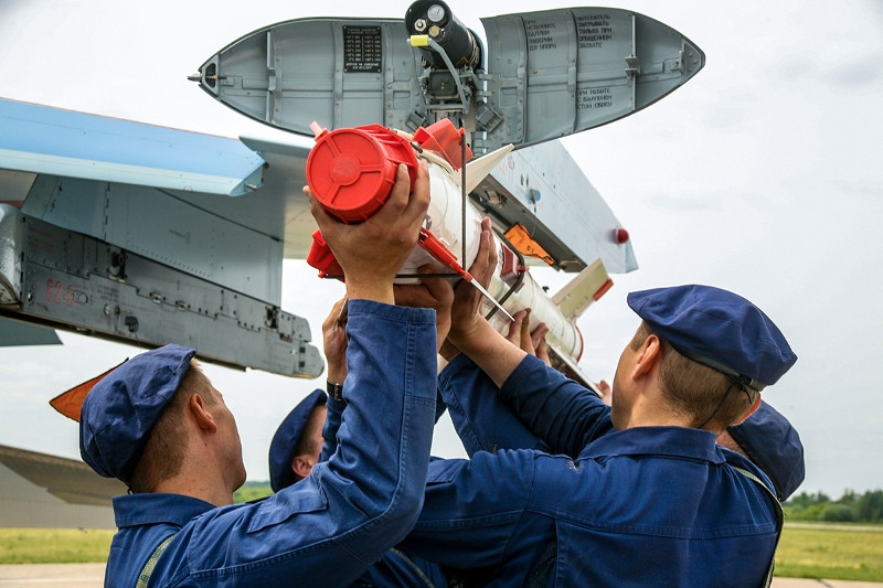 Các kỹ thuật viên đang lắp tên lửa không đối không tầm nhiệt R-73 lên đầu mút cánh của Su-30SM. Ảnh: Bộ Quốc phòng Nga.