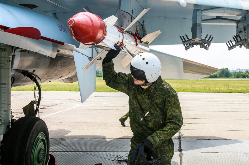 Phi công kiểm tra lại lần nửa về vũ khí cũng như toàn bộ máy bay trước khi cất cánh. Ảnh: Bộ Quốc phòng Nga.