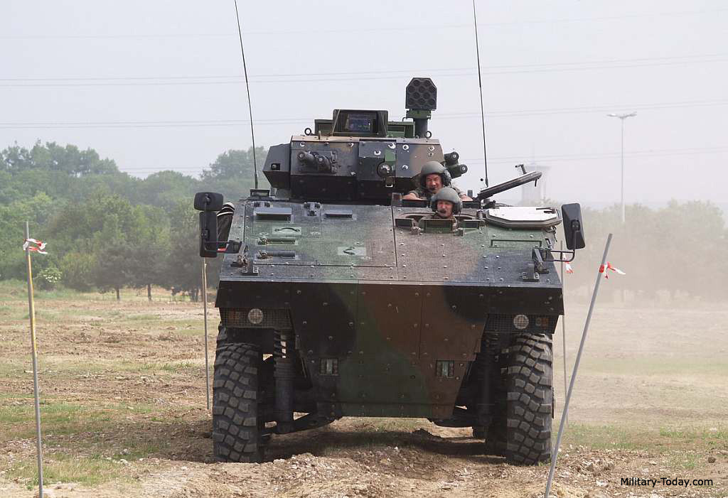 Về mặt hỏa lực, xe chiến đấu bộ binh VBCI được trang bị một tháp pháo một người điều khiển DRAGAR với khẩu pháo tự động 25mm và đại liên đồng trục 7,62mm. Đáng tiếc, GIAT Industries không thiết kế tên lửa chống tăng cho VBCI nên khiến nó thiếu hụt hẳn một phần sức mạnh so với BMP-3 của Nga hay Bradley của Mỹ. Nguồn ảnh: Military-Today