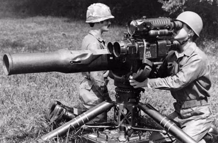 Dù vậy, so với loại tên lửa chống tăng AT-3 được sử dụng bởi Quân Giải phóng, bởi để triển khai TOW nó đòi hỏi một kíp chiến đầu được đào tạo kỹ lượng cùng với đó là các thiết bị đi kèm cực phức tạp. Trong khi đó, AT-3 được thiết kế để vác vai, mang lại độ cơ động tuyệt vời hơn nhiều. Ảnh: Tên lửa TOW của Mỹ với cụm giá phóng khá lớn đi kèm quá nhiều thiết bị hỗ trợ. Nguồn ảnh: Military.