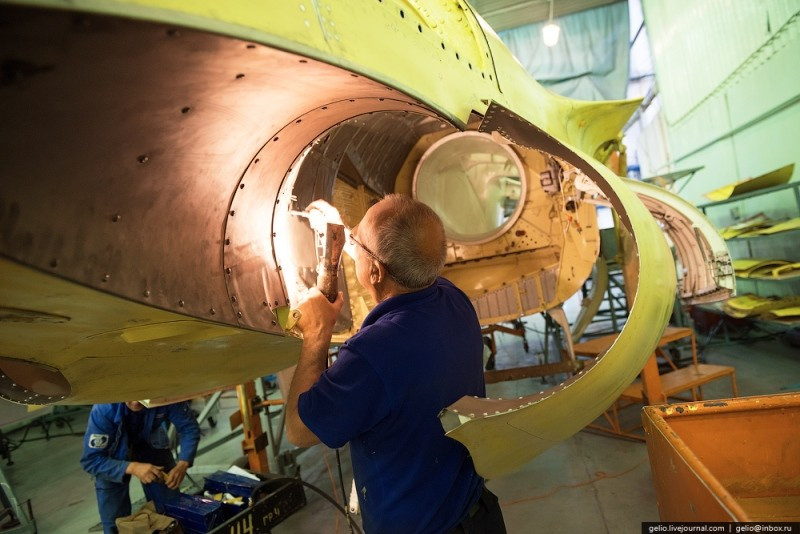 Một công nhân đang kiểm tra các ốc vít trên phần thân của máy bay. Máy bay là một sản phẩm công nghệ cao nên đòi hỏi sự tỉ mỉ và chính xác trong quá trình chế tạo. Ảnh: Gelio, Slava Stepanov.
