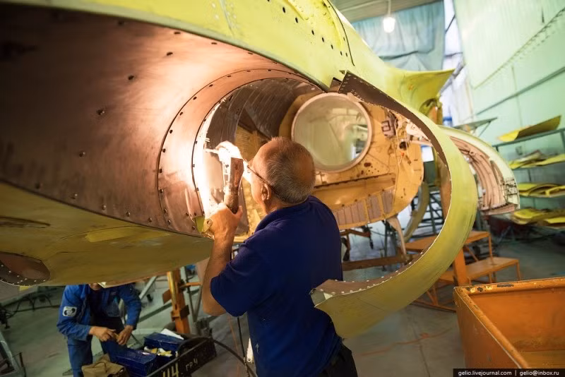 Một công nhân đang kiểm tra các ốc vít trên phần thân của máy bay. Máy bay là một sản phẩm công nghệ cao nên đòi hỏi sự tỉ mỉ và chính xác trong quá trình chế tạo. Ảnh: Gelio, Slava Stepanov.