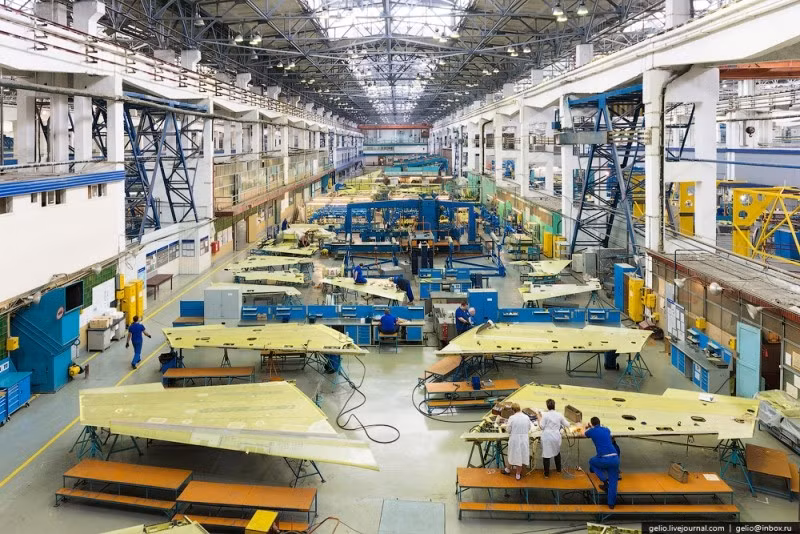 Hiện tại nhà máy đang sản xuất tiêm kích Su-30SM và máy bay huấn luyện kiêm chiến đấu hạng nhẹ Yak-130. Phục vụ cho thị trường ở Nga cũng như xuất khẩu. Ảnh: Gelio, Slava Stepanov.