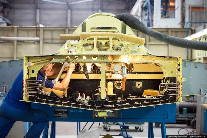 Phần khung của máy bay huấn luyện Yak-130 đang được hình thành. Ảnh: Gelio, Slava Stepanov.