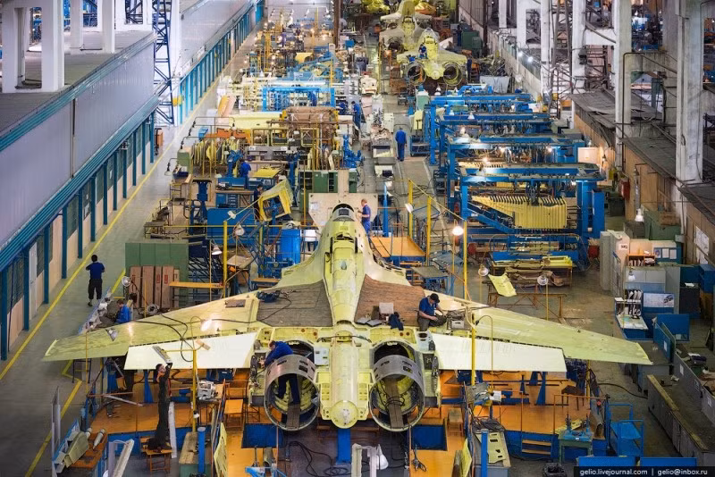 Nhà máy đang sản xuất Su-30SM để trang bị cho Không quân Nga. Ảnh: Gelio, Slava Stepanov.