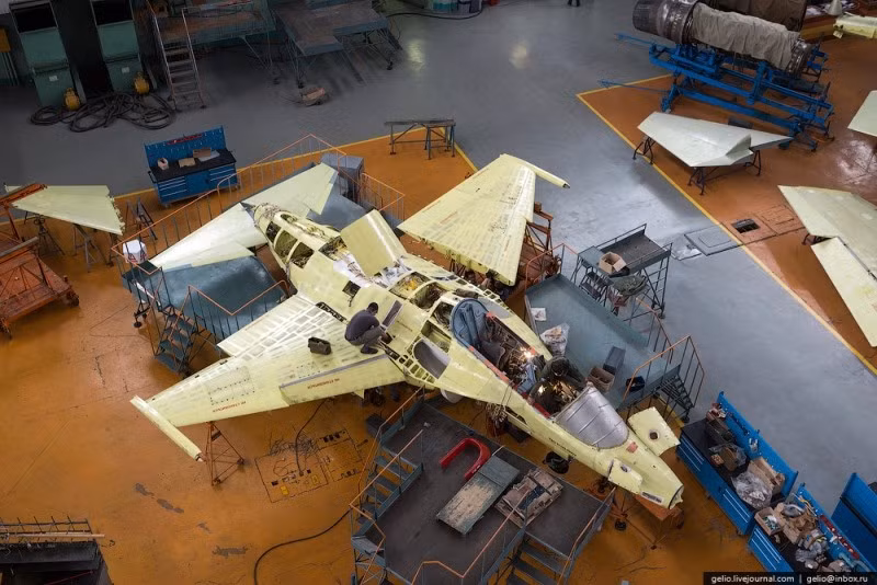 Máy bay huấn luyện Yak-130 đang được lắp ráp phần cánh. Ảnh: Gelio, Slava Stepanov.