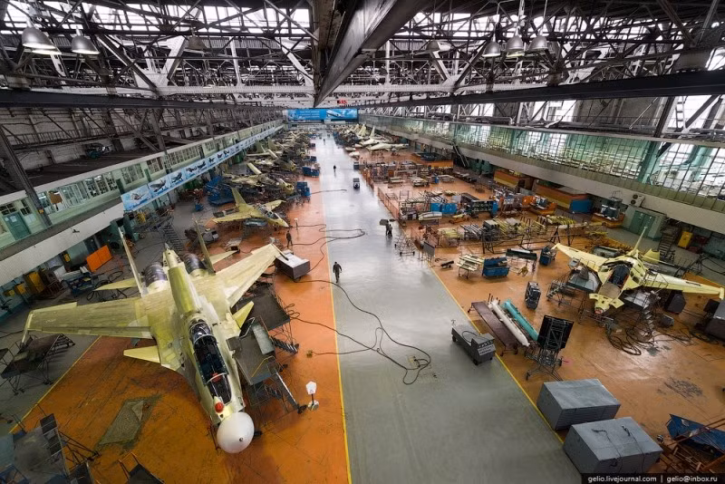 Các máy bay Su-30SM và Yak-130 đang ở nhiều giai đoạn khác nhau trong quá trình sản xuất. Ảnh: Gelio, Slava Stepanov.