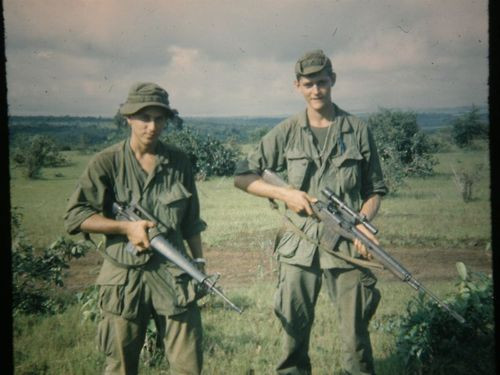 Phổ biến nhất trên chiến trường Việt Nam trong nhiệm vụ bắn tỉa chính là khẩu M21 - phiên bản bắn tỉa đặc biệt của khẩu M14 của Mỹ. Ảnh: Khẩu M21 với kính ngắm phóng đại bên phải. Nguồn ảnh: Britainwar.