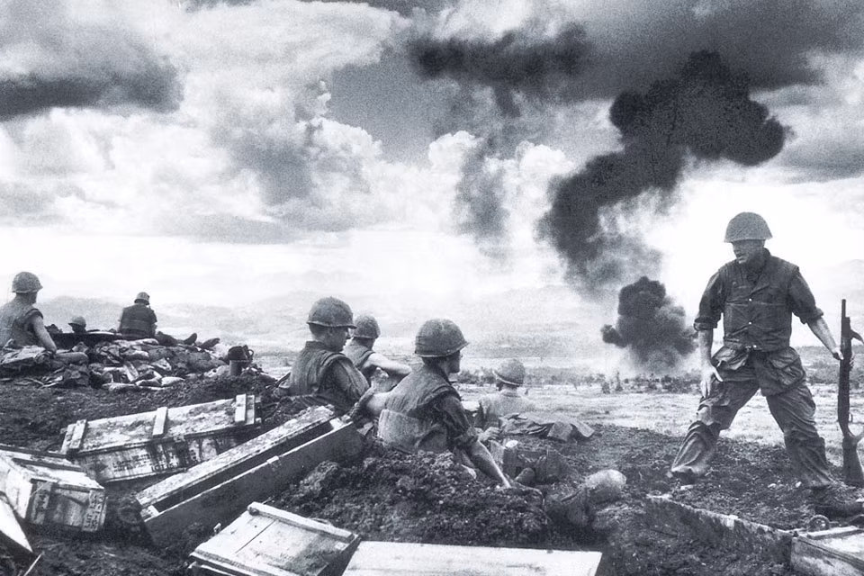 Binh lính Mỹ bất lực nhìn pháo binh của ta tấn công sân bay Khe Sanh. Mất sân bay hầu hết lính Mỹ đều không thể thoát ra khỏi Khe Sanh bằng đường hàng không. Nguồn ảnh: History.