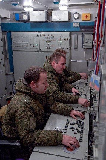 Ê kíp làm nhiệm vụ bên trong phòng điều khiển chăm chú theo dõi những diễn biến trên màn hình hiện sóng. S-400 có thời gian phản ứng với mục tiêu chưa đến 10 giây. Ảnh: Bộ Quốc phòng Nga.