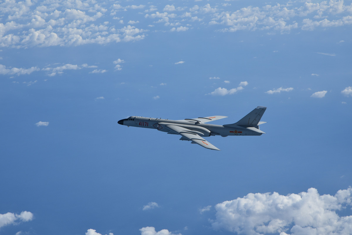 Cánh chính được gia cố với 6 điểm treo cho tên lửa hành trình tầm xa. H-6K được cấu hình cho nhiệm vụ tấn công tầm xa với tên lửa thay cho vai trò ném bom truyền thống. Tên lửa CJ-10 có tầm bắn khoảng hơn 1.500 km. Ảnh: Chinamil.