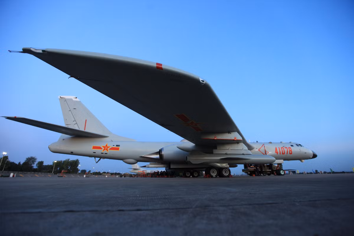 H-6K là phiên bản nâng cấp từ máy bay ném bom tầm trung H-6, phiên bản của Tu-16 của Liên Xô sản xuất tại Trung Quốc. Ảnh: Chinamil.