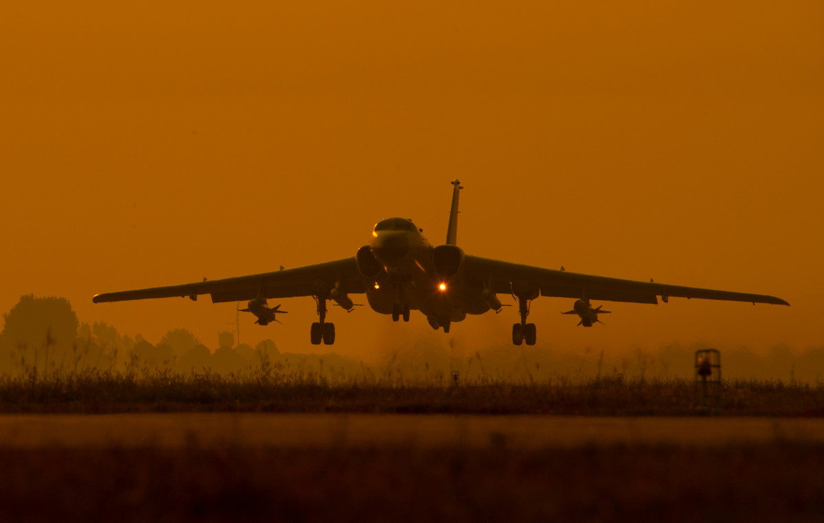 Phiên bản nâng cấp H-6K được tiết lộ vào năm 2007, bắt đầu phục vụ từ năm 2009. H-6K có khá nhiều thay đổi so với bản gốc, pháo 23 mm ở đuôi máy bay được tháo bỏ và thay bằng thiết bị điện tử. Mũi máy bay được thiết kế lại để lắp radar mới. Ảnh: Chinamil.