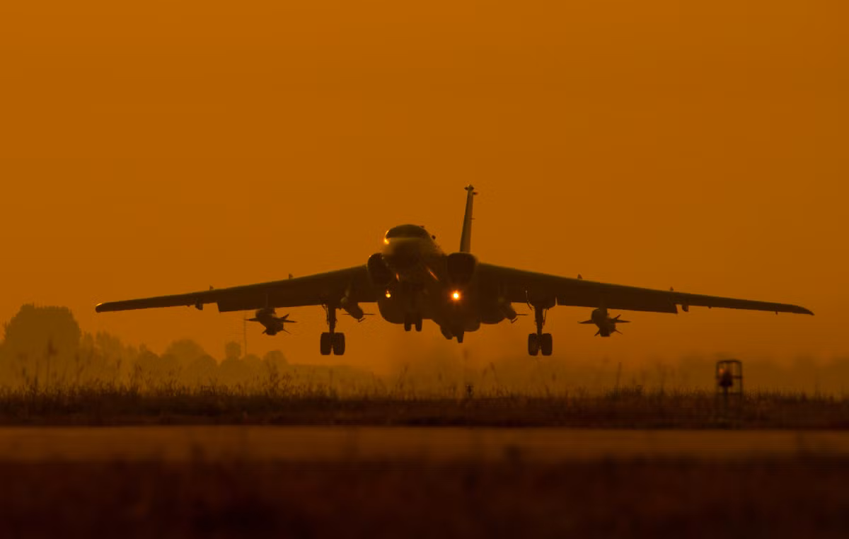 Phiên bản nâng cấp H-6K được tiết lộ vào năm 2007, bắt đầu phục vụ từ năm 2009. H-6K có khá nhiều thay đổi so với bản gốc, pháo 23 mm ở đuôi máy bay được tháo bỏ và thay bằng thiết bị điện tử. Mũi máy bay được thiết kế lại để lắp radar mới. Ảnh: Chinamil.