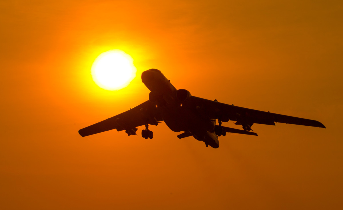 Khoang chứa bom được sửa đổi để chứa thêm nhiên liệu. Buồng lái được nâng cấp với hệ thống điện tử mới. Cửa hút không khí cho động cơ được thiết kế lại để phù hợp với động cơ nâng cấp. Ảnh: Chinamil.