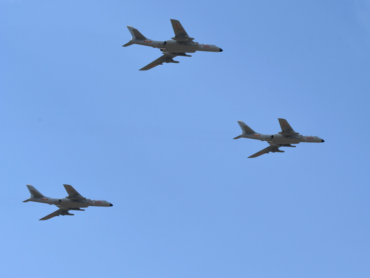 3 máy bay ném bom H-6K trong một nhiệm vụ bay huấn luyện. Không quân Trung Quốc đang gia tăng hoạt động bay đối với H-6K. Ảnh: Chinamil.