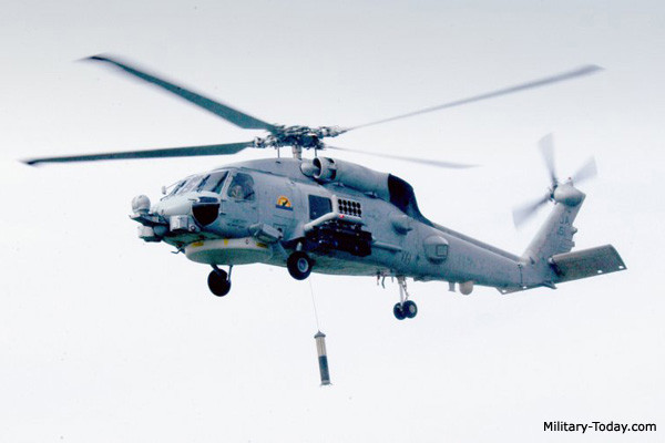 Trở lại với Top 10, theo xếp hạng của Military-Today, MH-60R SeaHawk của Hải quân Mỹ đứng vị trí nhất bảng. Được phát triển trên cơ sở mẫu SH-60B, MH-60R nổi bật với hệ thống cảm biến tinh vi tối tân (gồm radar đa chế độ, sonare chủ động và tổ hợp trinh sát hồng ngoại). Đặc biệt, nó được trang bị kho vũ khí đa dạng, không chỉ bao gồm các ngư lôi 324mm Mk.46 hay Mk.54 mà có thể mang đến 2 tên lửa chống hạm AGM-119B hoặc 4 tên lửa chống tăng AGM-114. Nguồn ảnh: Military-Today