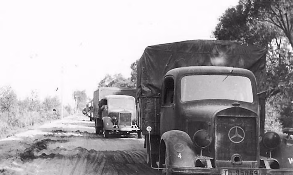 Những đoàn xe tải của Đức trong chiến tranh thế giới thứ hai với hình ảnh ngôi sao ba cánh quen thuộc của hãng sản xuất xe hơi nổi tiếng thế giới. Nguồn ảnh: Pinterest.