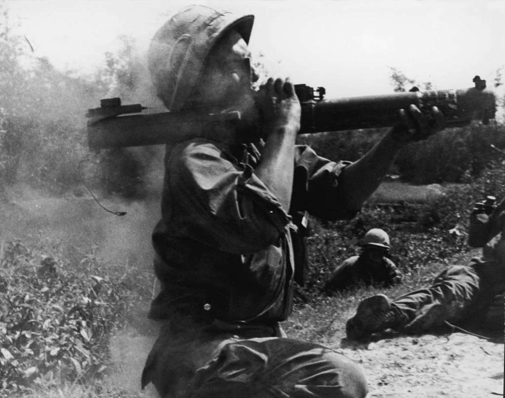 Những khẩu M72 LAW đầu tiên được Mỹ mang sang Việt Nam vào năm 1968 và dường như đây cũng là lần đầu tiên M72 được đối đầu với thiết giáp Liên Xô trên Chiến trường Việt Nam. Nguồn ảnh: Seattle.