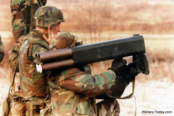 Để khắc phục nhược điểm đó, Mỹ thậm chí còn "nhồi" bốn hỏa tiễn M72 vào thành một cơ cấu phóng với chỉ một nút bấm duy nhất để người lính bắn được 4 phát liên tục trên mẫu súng phóng rocket M202 FLASH. Tuy nhiên, kết quả M202 mang lại cũng không khả quan mấy. Nguồn ảnh: Military.