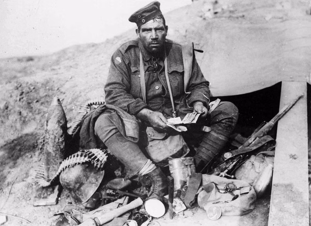 Tỷ lệ sống sót của binh lính khi giao tranh dưới chiến hào là 9/10, nghĩa là hiếm hoi lắm mới có một người lính tử trận. Binh lính trong Chiến tranh Thế giới thứ nhất tử trận nhiều bởi bom và trong những đợt xung phong nhiều hơn nhiều so với những lực lượng chỉ giao tranh dai dẳng dưới giao thông hào. Nguồn ảnh: Theatlantics.