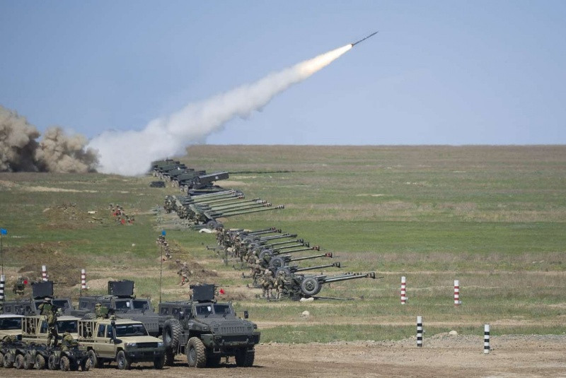 Lực lượng pháo binh dồn hỏa lực về phía mục tiêu. Ảnh: Arms Expo.