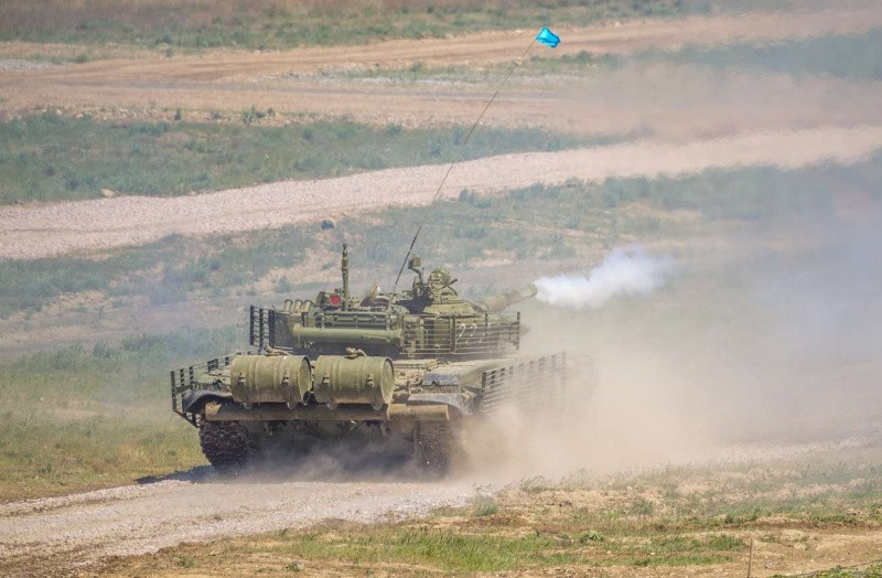 Xe tăng chiến đấu chủ lực T-72 khai hỏa diệt mục tiêu. Ảnh: Arms Expo.