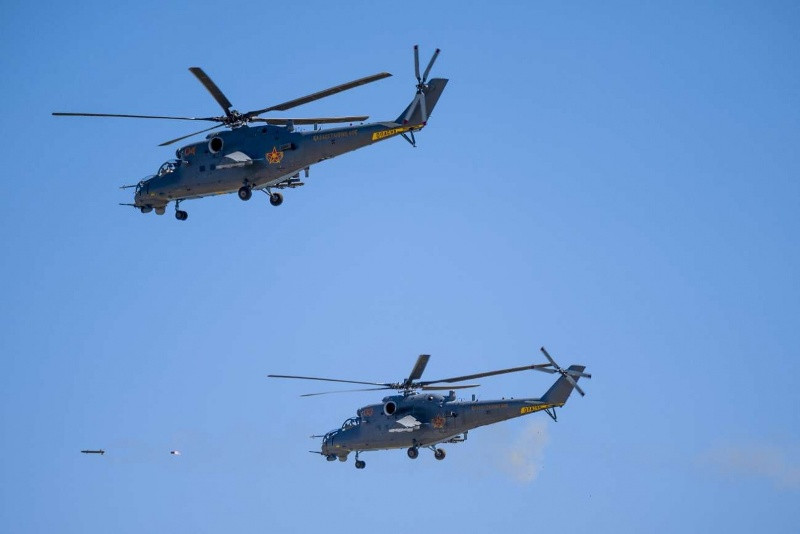 Trực thăng tấn công Mi-35 phóng rocket diệt mục tiêu mặt đất. Ảnh: Arms Expo.