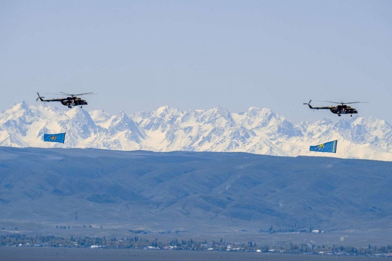 2 trực thăng Mi-8 mang theo quốc kỳ Kazakhstan tung bay trên cao nguyên. Ảnh: Arms Expo.