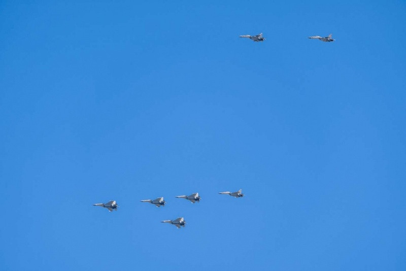 Sau đó các tiêm kích Su-30 sẽ không kích mở màn cuộc chiến mô phỏng. Ảnh: Arms Expo.