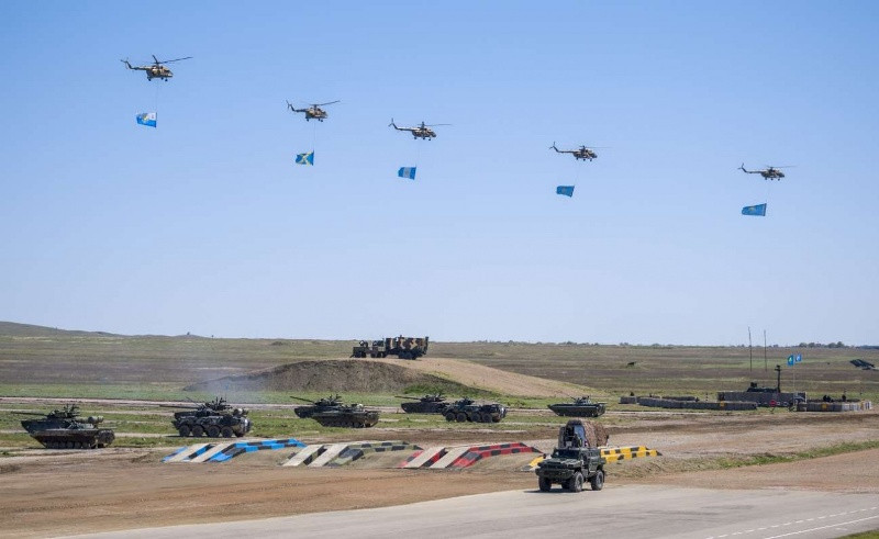 Sau khi kết thúc cuộc diễu hành, các đơn vị quân đội bắt đầu chuyển sang cơ động chiến thuật chuẩn bị cho tập trận bắn đạn thật keo kịch bản. Ảnh: Arms Expo.