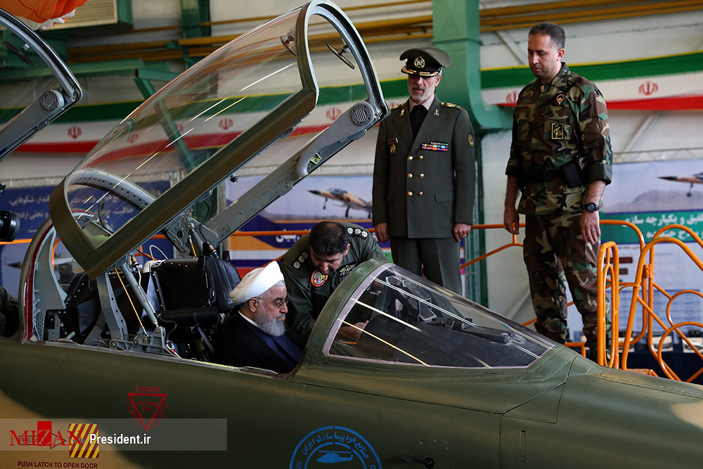 Tổng thống Iran Hassan Rouhani tham quan buồng lái chiến đấu cơ Kowsar. Ông kêu gọi quân đội tăng cường trang bị vũ khí và khả năng sẵn sàng chiến đấu đến mức không kẻ thù nào dám tấn công. Ảnh: Mizan News Agency.