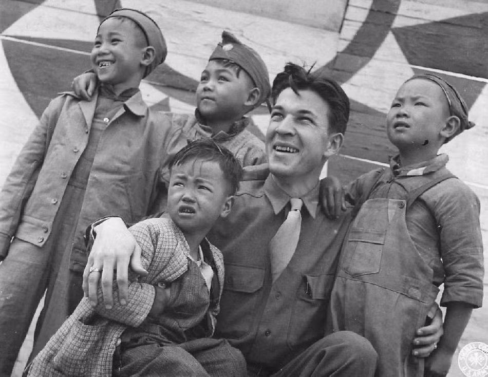 Sau khi Chiến tranhThế giới thứ hai kết thúc, quân đội Mỹ rút hết về nước, trả lại quyền tự trị cho các lực lượng quân sự, chính trị Trung Quốc. Nguồn ảnh: Histclo.