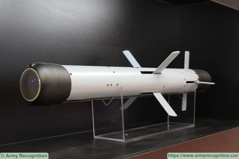 Spike LR2 là tên lửa chống tăng thế hệ 5 đầu tiên của thế giới. Tên lửa có thể phóng từ máy bay, xe thiết giáp, bộ binh và tàu chiến. Tên lửa Spike được trang bị cảm biến quang-điện tiên tiến có thể đánh trúng mục tiêu với độ chính xác rất cao. Ảnh: Army Recognition.