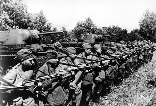  Tiểu liên PPSh-41 ra đời từ năm 1941 và chính thức được trang bị cho Hồng quân Liên Xô trong cùng năm, bản thân PPSh-41 được cải tiến từ tiểu liên PPD-40 và trở thành biểu tượng của của Hồng quân trong Chiến tranh Thế giới thứ hai. Nguồn ảnh: Zib.