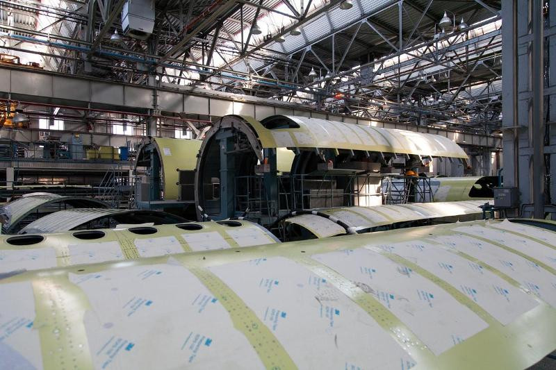 Năm 2003, nhà máy được giao nhiệm vụ sản xuất máy bay chở khách Superjet 100. Ngày 19/5/2008, chiếc Superjet-100 đầu tiên lăn bánh khỏi nhà máy, đánh dấu kỷ nguyên mới trong lĩnh vực hàng không dân dụng. Ảnh: Altyn73.livejournal.com.