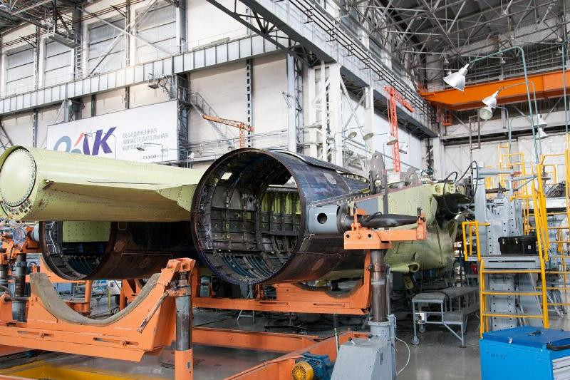 Phần thân đuôi và khoang động cơ của một máy bay chiến đấu, có thể là Su-30MK2 hoặc Su-35 đang được hoàn thiện tại nhà máy. Trong đó Su-30MK2 là mẫu tiêm kích đa năng đang được Không quân Việt Nam sử dụng, và nếu trong tương lai Việt Nam đặt mua Su-35 từ Nga thì rất có thể chúng sẽ được sản xuất tại nhà máy KnAAZ. Ảnh: Altyn73.livejournal.com.