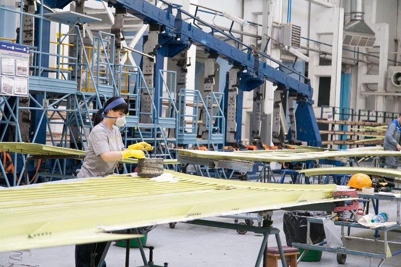 Về sản phẩm dân sự, nhà máy tiếp tục sản xuất thủy phi cơ Be-103 và máy bay thương mại Superjet-100. Ảnh: Altyn73.livejournal.com.