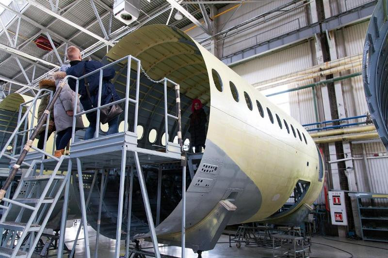 Phần thân của Superjet-100 đang được lắp ráp tại nhà máy. Ngày nay, nhà máy được đầu tư máy móc rất hiện đại cho phép sản xuất, lắp ráp những sản phẩm có mức độ công nghệ tinh vi hàng đầu thế giới. Ảnh: Altyn73.livejournal.com.