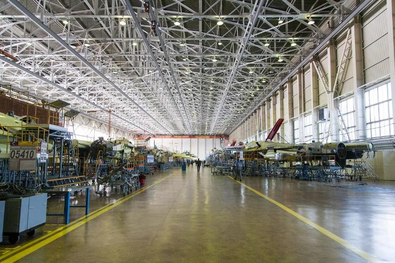 Một điều khác khá bất ngờ là từ năm 2010, nhà máy hàng không này cũng bắt đầu quá trình chuẩn bị dây chuyền để sản xuất và lắp ráp tiêm kích tàng hình Su-57. Ảnh: Altyn73.livejournal.com.